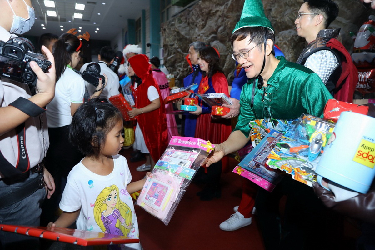 เซ็นทรัล ฟู้ด รีเทล กรุ๊ป ส่งมอบความสุข เติมรอยยิ้ม แก่ผู้ป่วยเด็ก รพ.ศิริราช