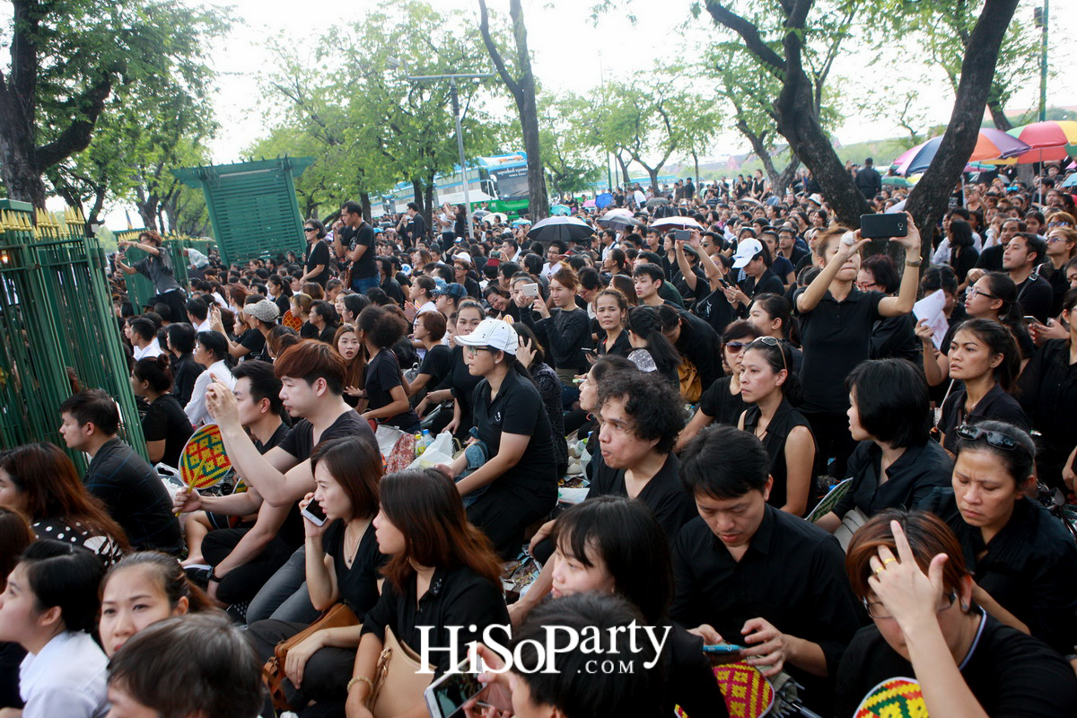 พสกนิกรร่วมน้อมถวายบังคมขบวนอัญเชิญพระบรมศพ