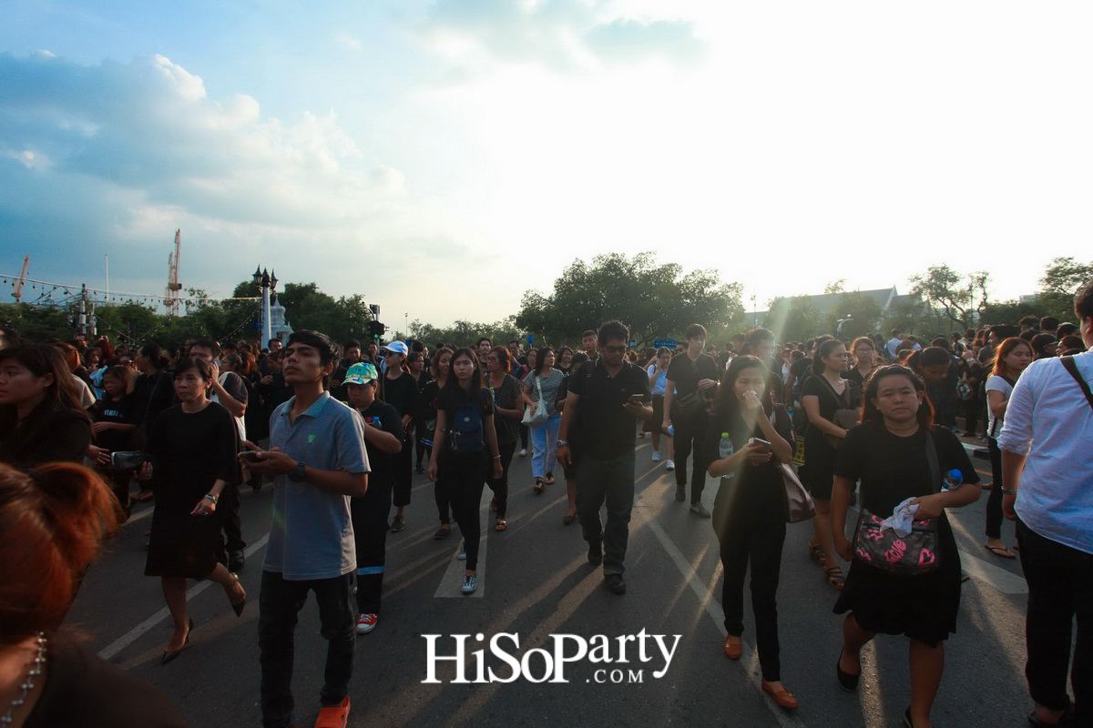 พสกนิกรร่วมน้อมถวายบังคมขบวนอัญเชิญพระบรมศพ