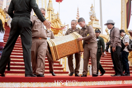 รองนายกฯ ธนะศักดิ์ นำสื่อมวลชนเข้าชมนิทรรศการ งานพระราชพิธีถวายพระเพลิงพระบรมศพ พระบาทสมเด็จพระปรมินทรมหาภูมิพลอดุลยเดช บรมนาถบพิตร