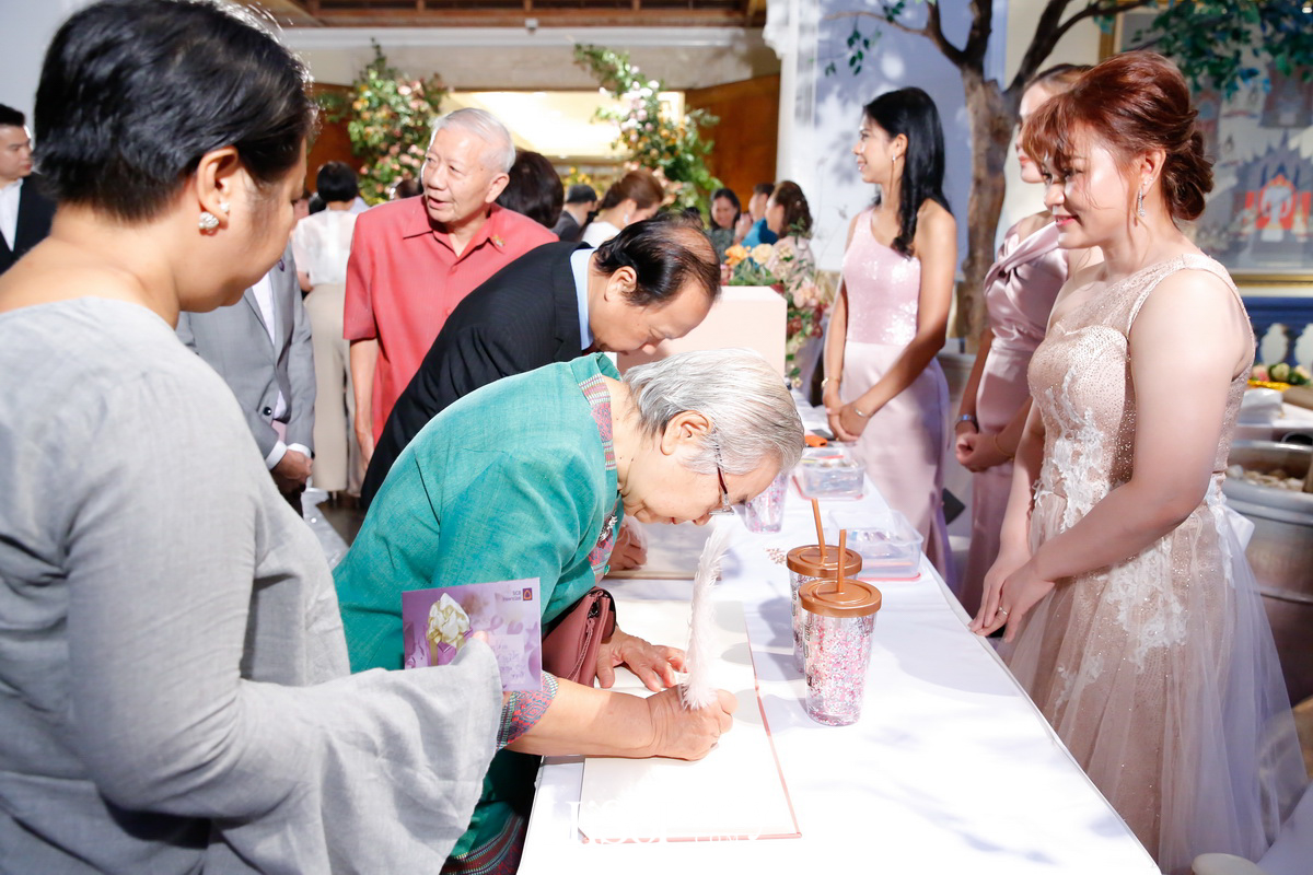 งานฉลองมงคลสมรสระหว่าง ชมพูนุท โรจน์ศิริรัตน์ และ สรวิศ บุญนิมิต