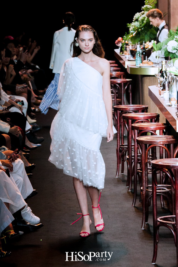 ELLE Fashion Week Fall/Winter 2018 ASV ‘2 Little Words 1 Big Concept’