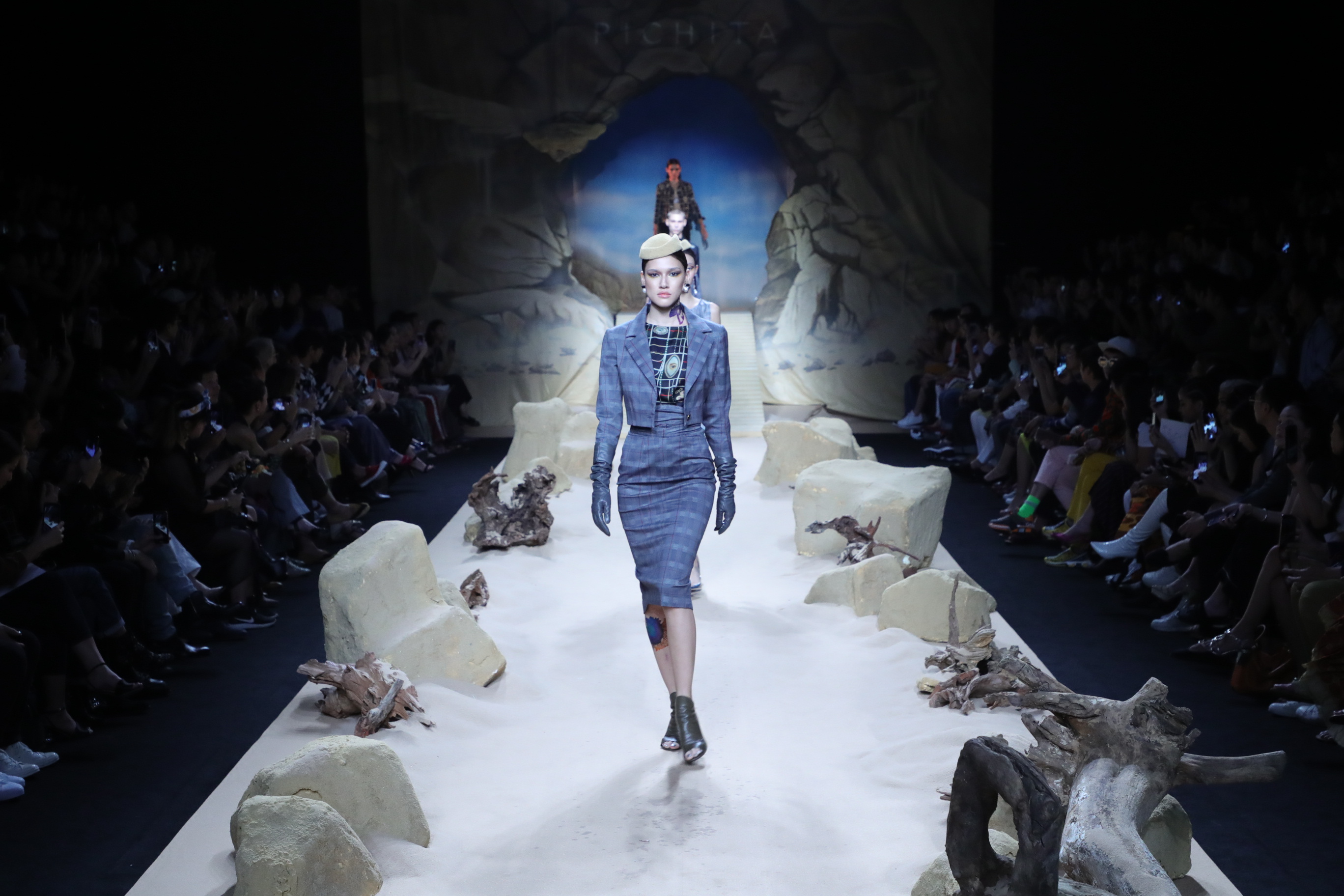 BIFW 2019: The Golden Hour / PICHITA