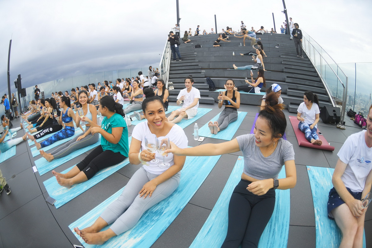 ‘Sunrise Wine Yoga’ กิจกรรมออกกำลังกายสุดอินเทรนด์ ‘โยคะไวน์’  บนดาดฟ้าที่สูงที่สุดในประเทศไทย