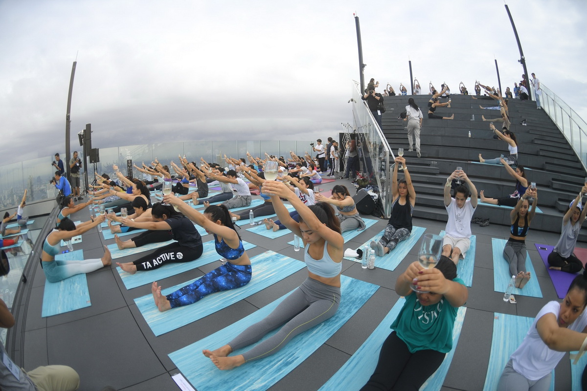 ‘Sunrise Wine Yoga’ กิจกรรมออกกำลังกายสุดอินเทรนด์ ‘โยคะไวน์’  บนดาดฟ้าที่สูงที่สุดในประเทศไทย