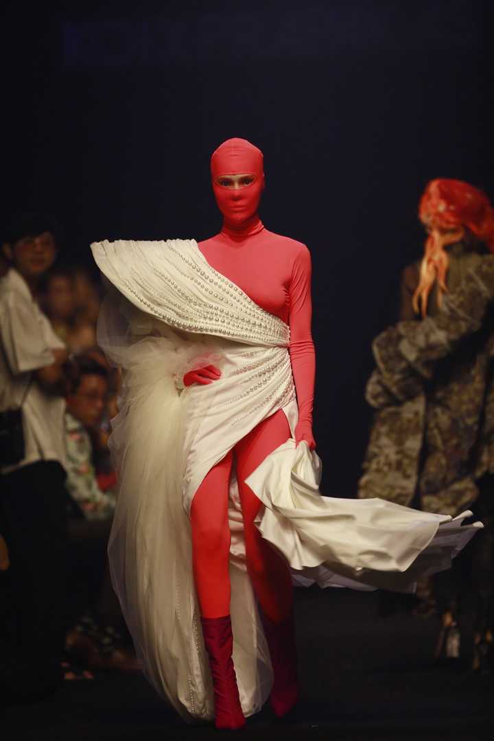 KOI X ส.ก.บ. Worship by Prapakas แฟชั่นโชว์ ‘นารีพิฆาต’ อันน่าตื่นตาตื่นใจ