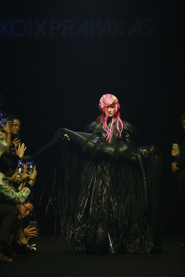 KOI X ส.ก.บ. Worship by Prapakas แฟชั่นโชว์ ‘นารีพิฆาต’ อันน่าตื่นตาตื่นใจ