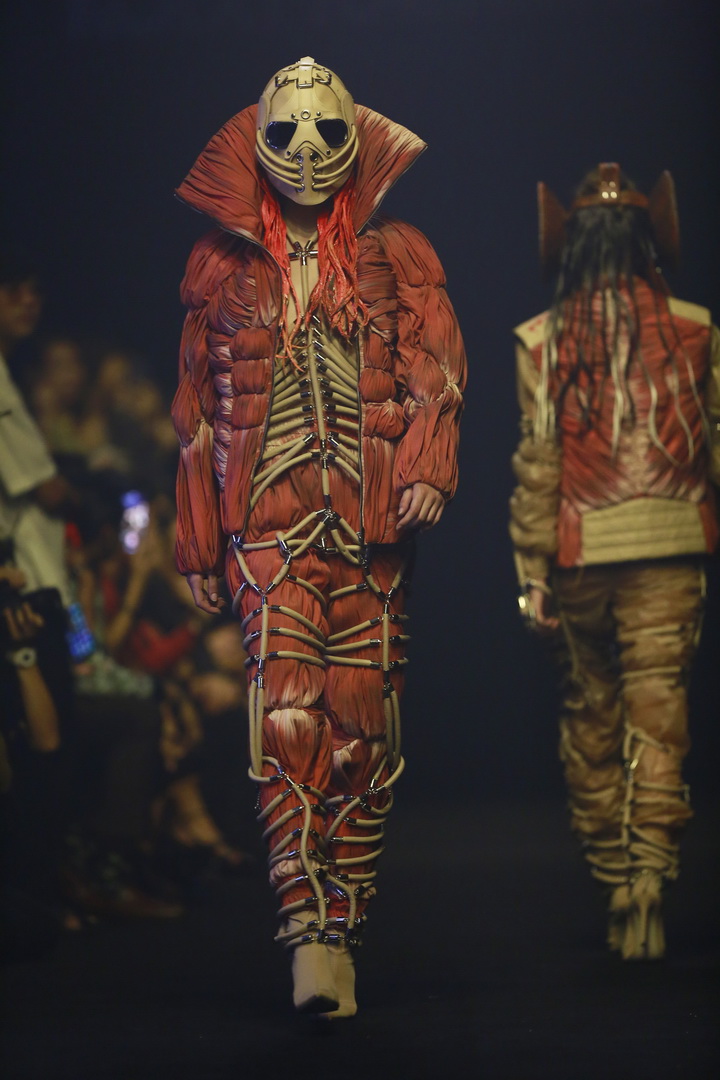 KOI X ส.ก.บ. Worship by Prapakas แฟชั่นโชว์ ‘นารีพิฆาต’ อันน่าตื่นตาตื่นใจ