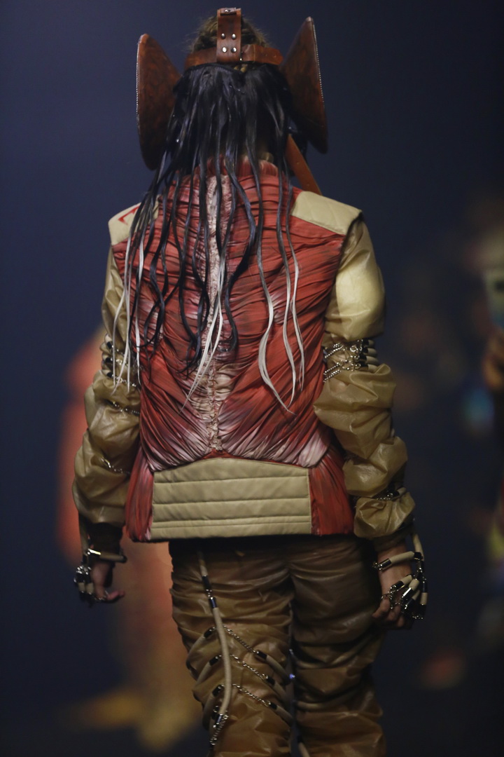 KOI X ส.ก.บ. Worship by Prapakas แฟชั่นโชว์ ‘นารีพิฆาต’ อันน่าตื่นตาตื่นใจ