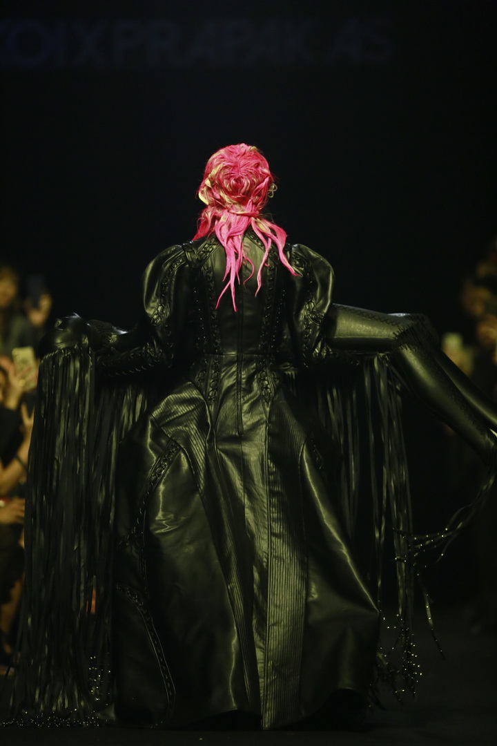 KOI X ส.ก.บ. Worship by Prapakas แฟชั่นโชว์ ‘นารีพิฆาต’ อันน่าตื่นตาตื่นใจ