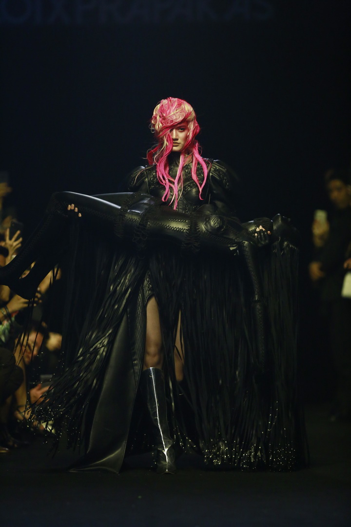 KOI X ส.ก.บ. Worship by Prapakas แฟชั่นโชว์ ‘นารีพิฆาต’ อันน่าตื่นตาตื่นใจ