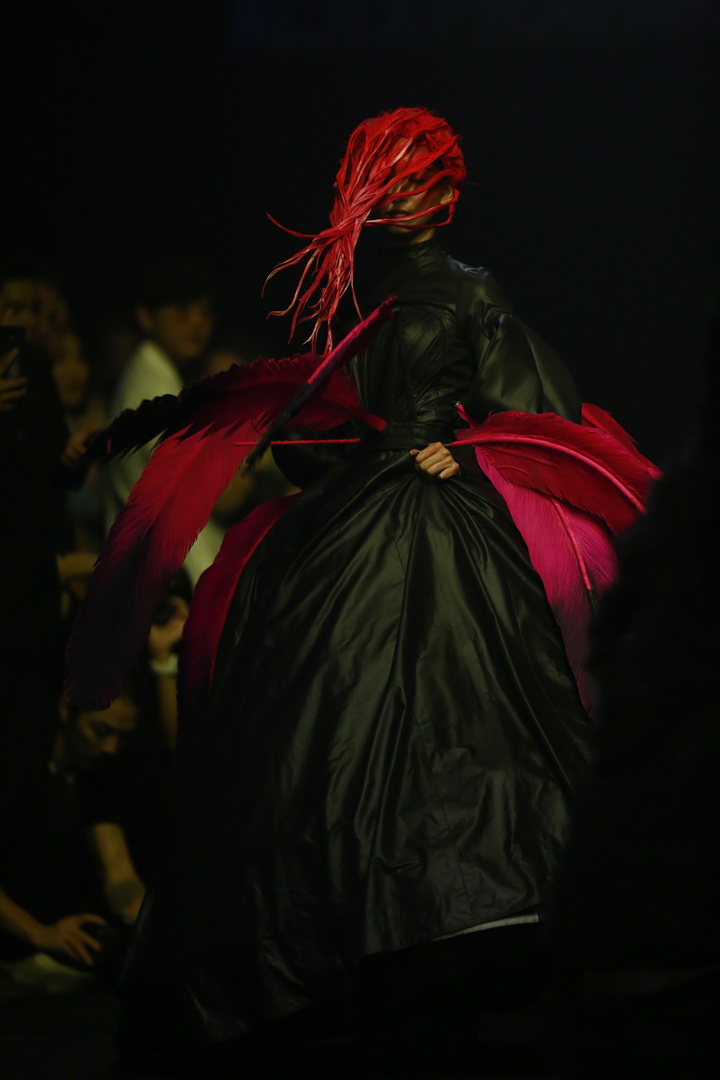 KOI X ส.ก.บ. Worship by Prapakas แฟชั่นโชว์ ‘นารีพิฆาต’ อันน่าตื่นตาตื่นใจ