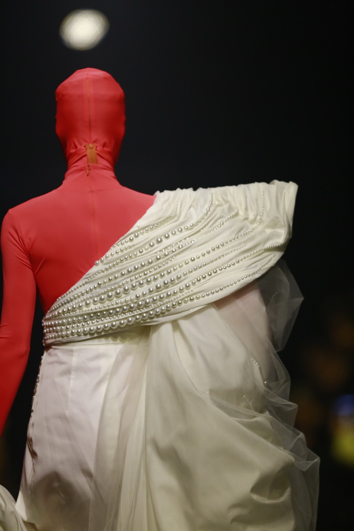 KOI X ส.ก.บ. Worship by Prapakas แฟชั่นโชว์ ‘นารีพิฆาต’ อันน่าตื่นตาตื่นใจ