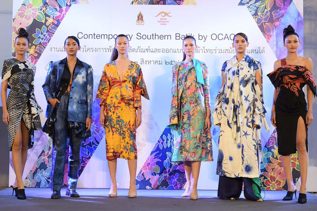 กระทรวงวัฒนธรรม โดยสำนักงานศิลปวัฒนธรรมร่วมสมัย ร่วมกับเหล่าแฟชั่นดีไซเนอร์ไทย จัดงานแถลงข่าวเปิดตัวผลงานการออกแบบเครื่องแต่งกายผ้าไทย