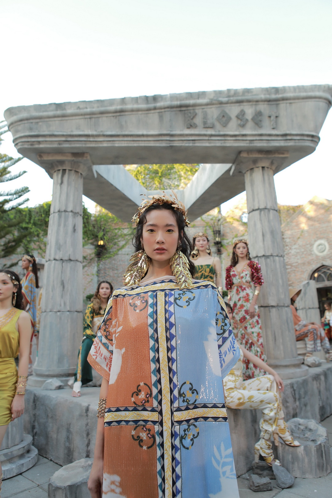 เหล่าคนดังร่วมชมแฟชั่นโชว์อวดโฉม ‘The Hidden Treasure’ คอลเลกชั่นใหม่รับซัมเมอร์จาก ‘KLOSET’