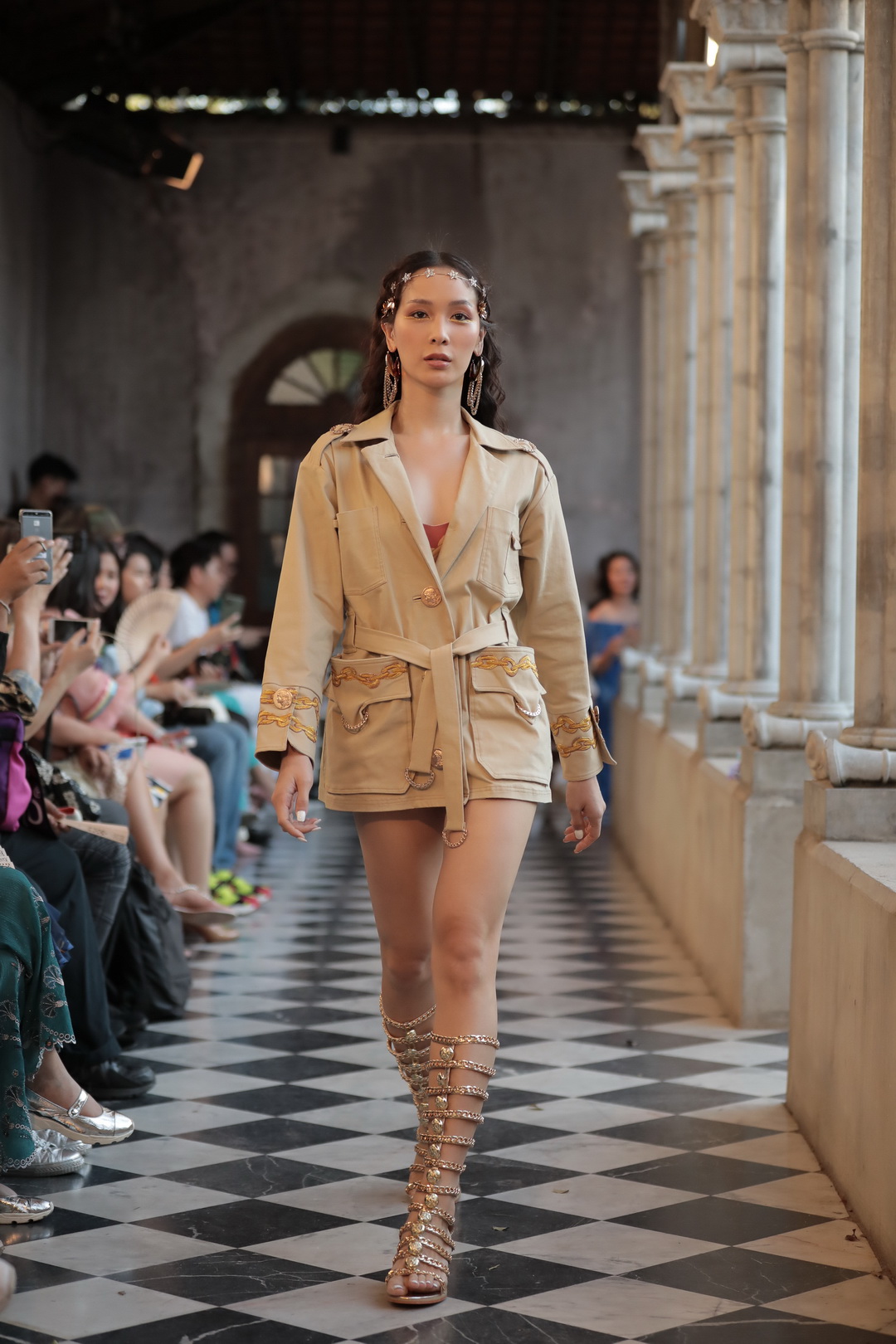 เหล่าคนดังร่วมชมแฟชั่นโชว์อวดโฉม ‘The Hidden Treasure’ คอลเลกชั่นใหม่รับซัมเมอร์จาก ‘KLOSET’