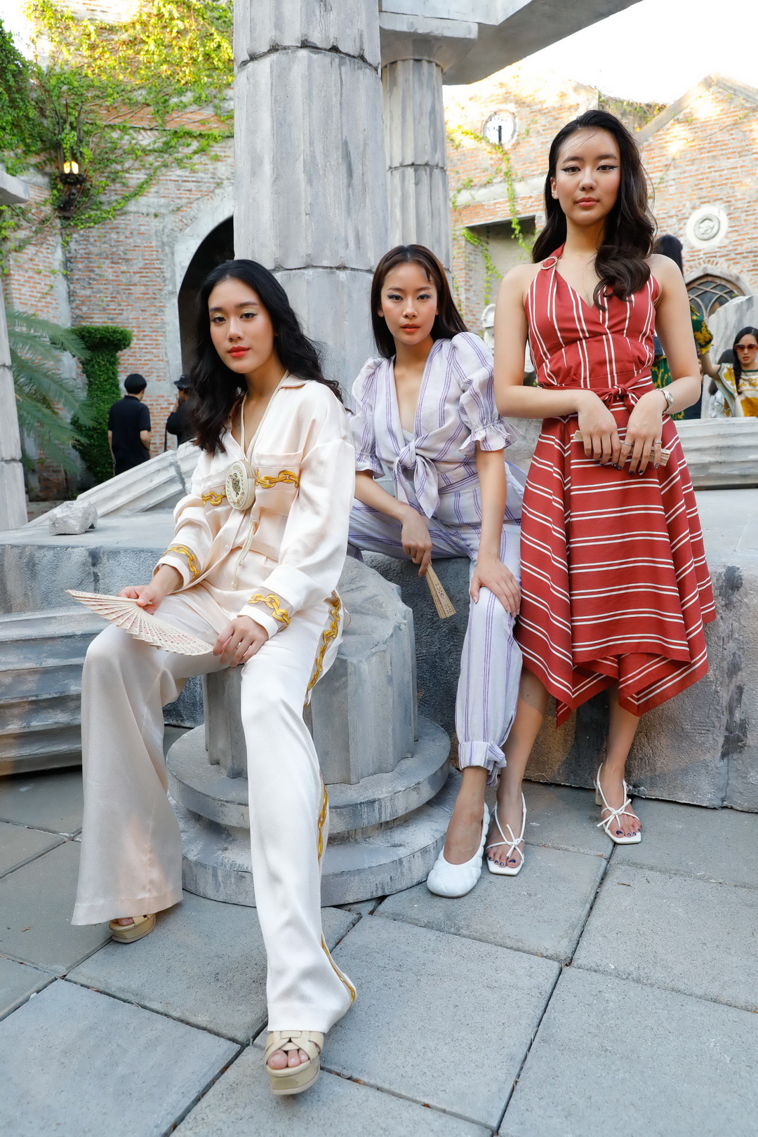 เหล่าคนดังร่วมชมแฟชั่นโชว์อวดโฉม ‘The Hidden Treasure’ คอลเลกชั่นใหม่รับซัมเมอร์จาก ‘KLOSET’