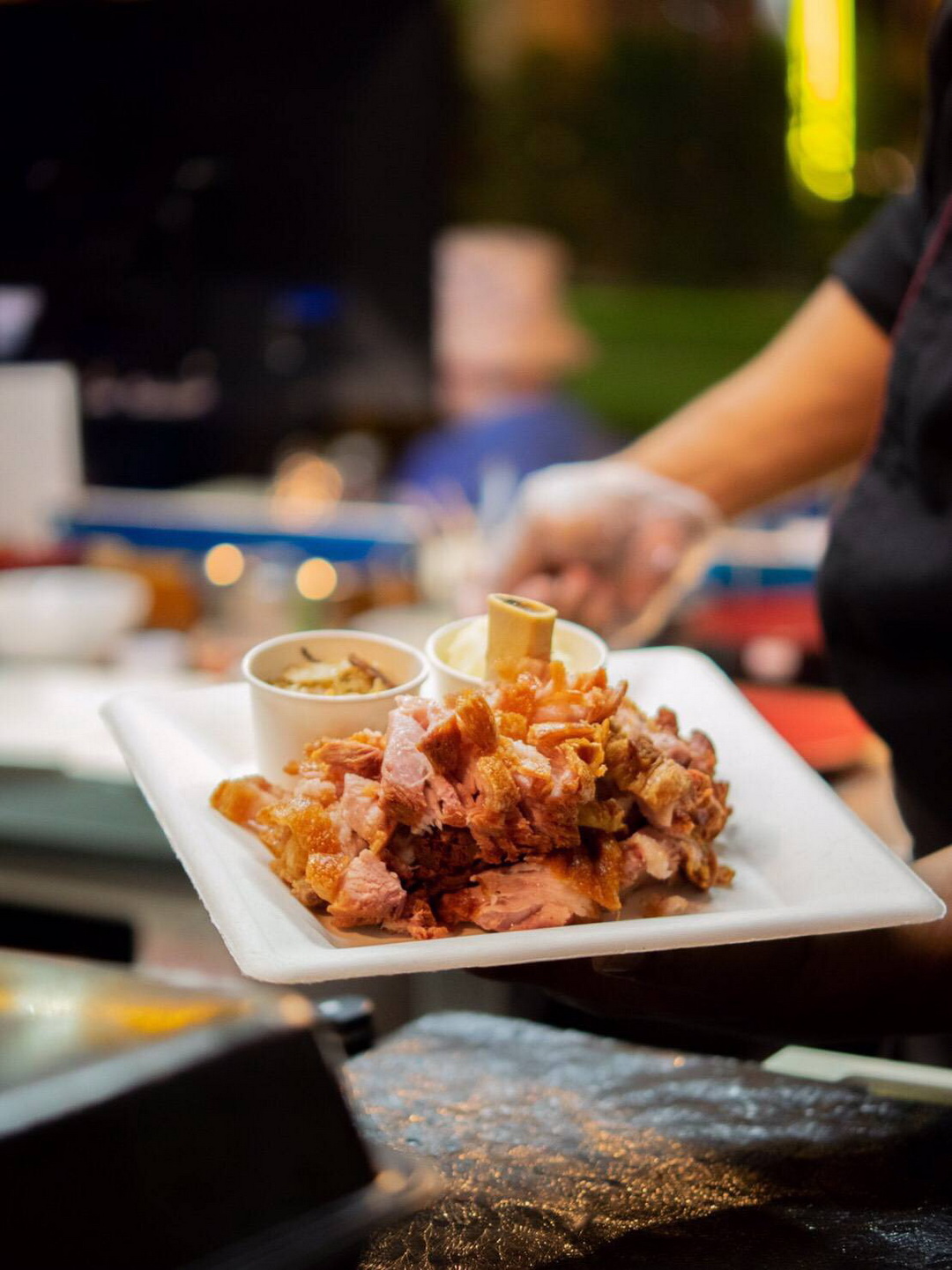 งานการแข่งขันเรือยาวช้างไทย และเทศกาลริมน้ำ เพื่อช่วยเหลือช้างไทย โดยกลุ่มโรงแรมอนันตรา 