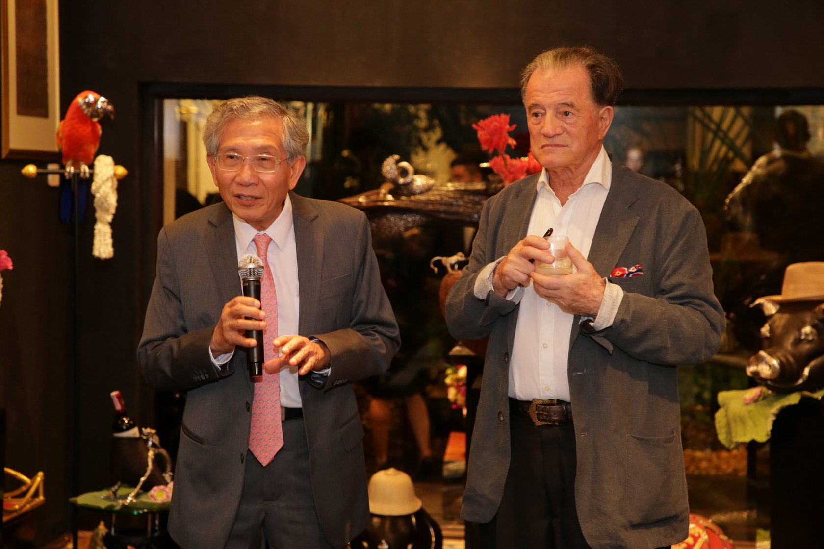 Lotus Arts de Vivre จัดงานฉลองครบรอบ 80 ปี รอล์ฟ วอน บูเรน พร้อมทำบุญกับมูลนิธิศูนย์มะเร็งเต้านมเฉลิมพระเกียรติ