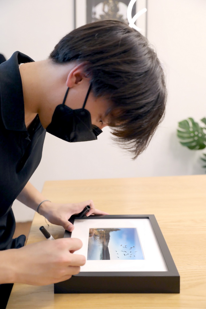 งานเปิดนิทรรศการภาพถ่าย ‘OUR MOMENT IN MINE’ BY GUT THIANPATTHANAPOL’