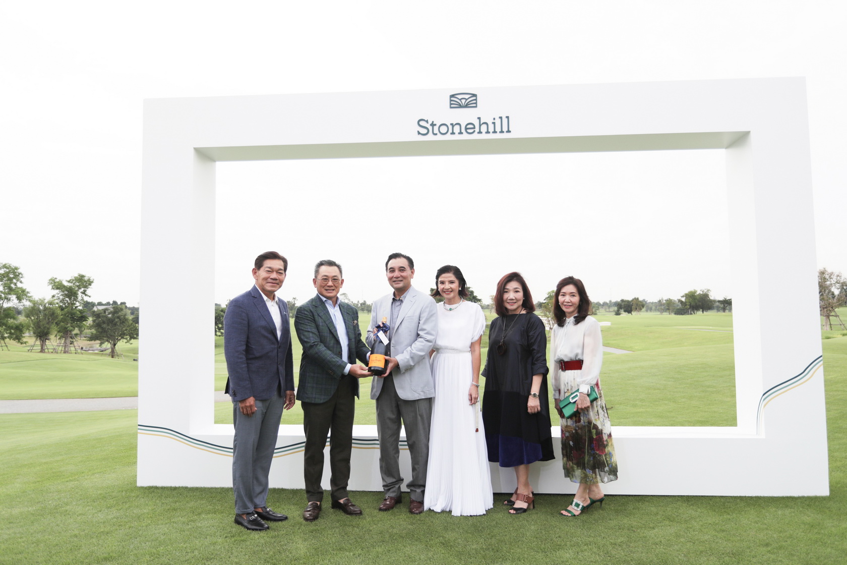 งาน Grand Opening ‘Stonehill’ สุดยอดสนามกอล์ฟที่เต็มไปด้วยจิตวิญญาณของผู้ก่อตั้ง สารัชถ์ รัตนาวะดี และ สาริศ รัตนาวะดี และผู้มาเยือน
