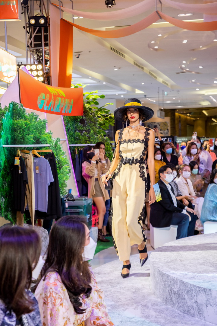 WOMEN’S FASHION OFF TO GLAMPING 2022