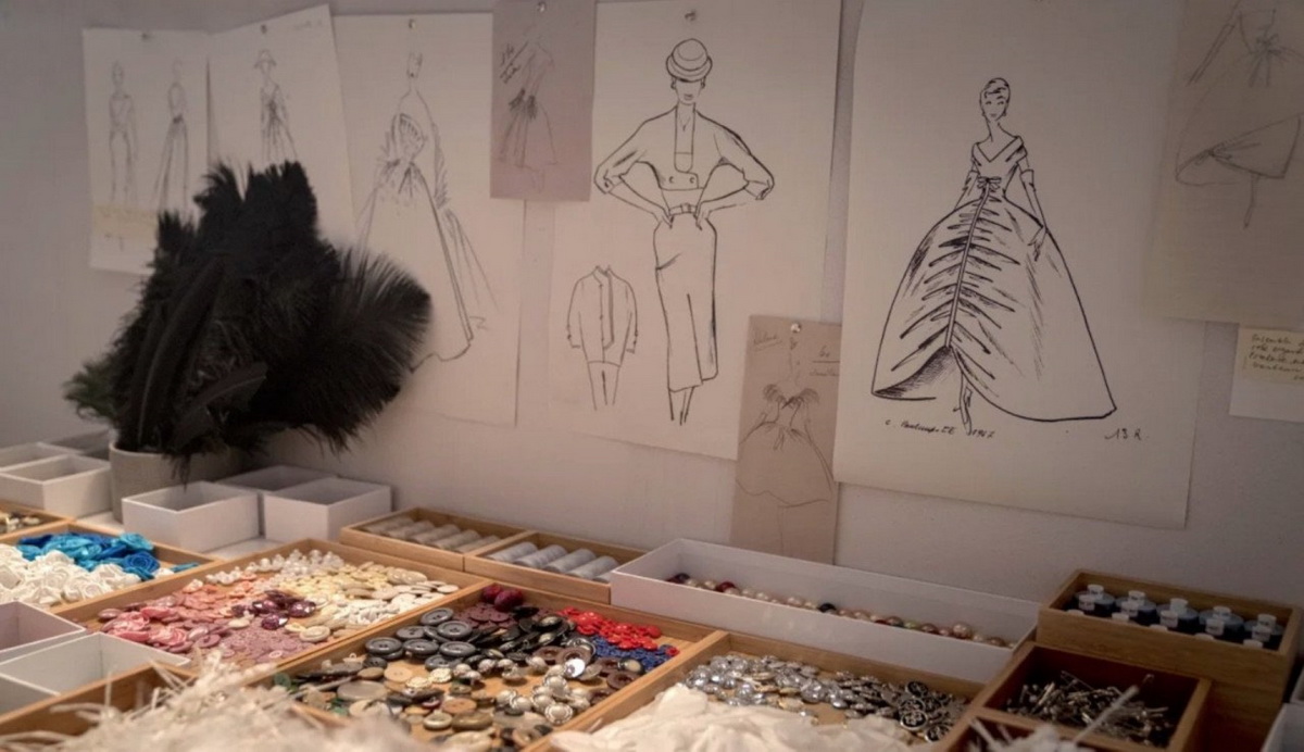 Dior ส่งกูตูร์ยุค 50 ให้สายแฟชั่นตื่นตาใน ‘Mrs. Harris Goes to Paris’ ฉายแล้ววันนี้ในโรงภาพยนตร์