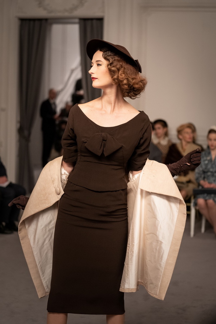 Dior ส่งกูตูร์ยุค 50 ให้สายแฟชั่นตื่นตาใน ‘Mrs. Harris Goes to Paris’ ฉายแล้ววันนี้ในโรงภาพยนตร์