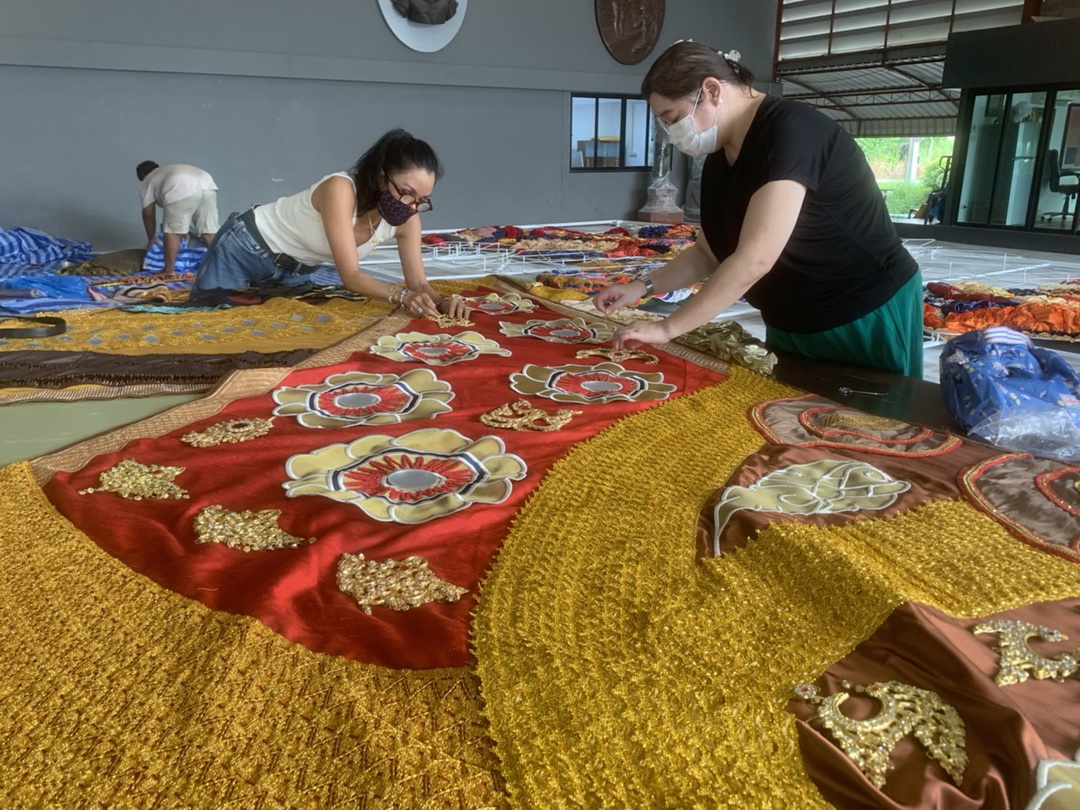 ชื่นชมผลงานศิลปะผืนใหญ่ใจกลางกรุง ที่ได้แรงบันดาลใจมาจากขยะ โดยฝืมือของ มุก – เพลินจันทร์ วิญญรัตน์