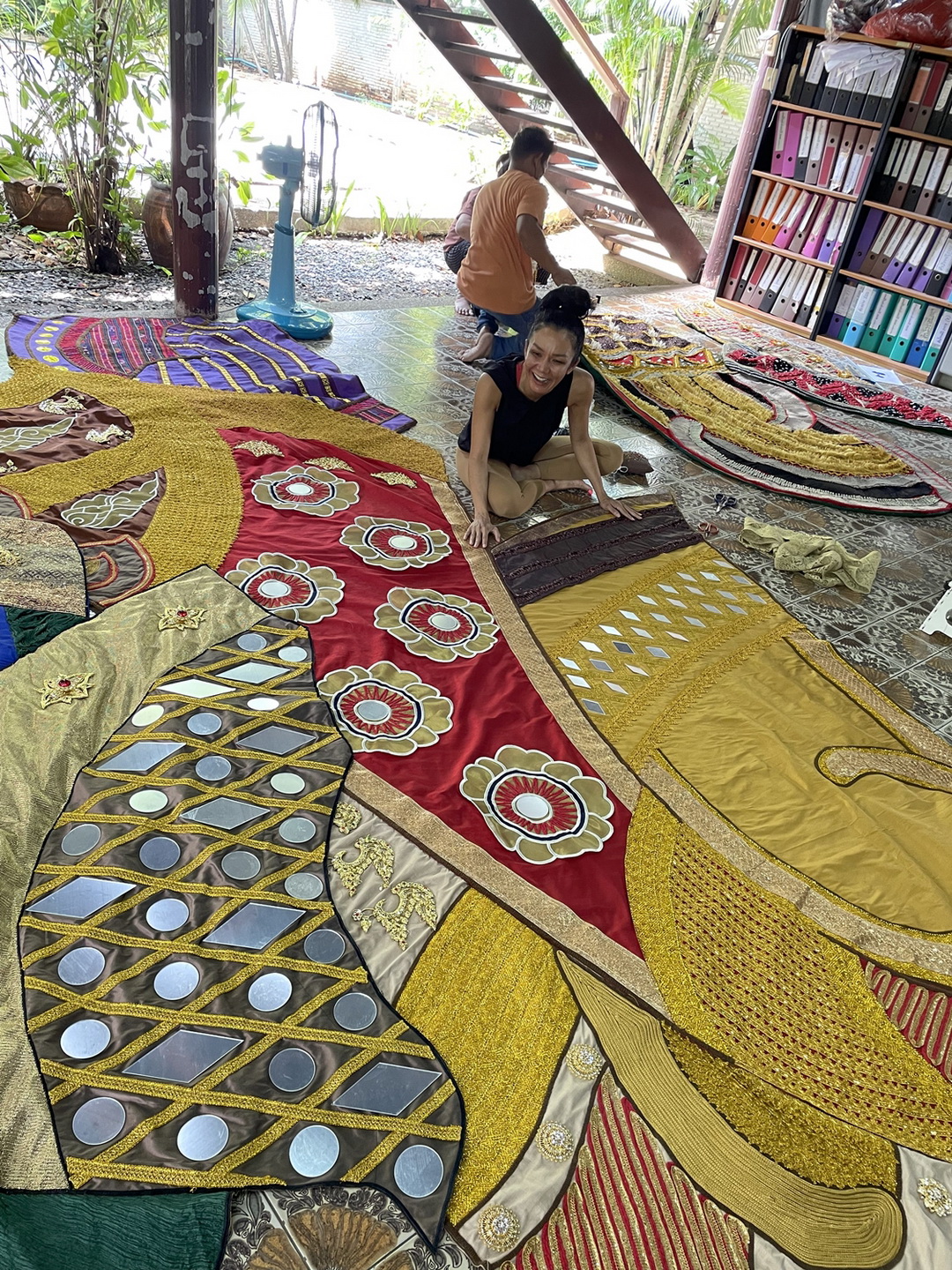 ชื่นชมผลงานศิลปะผืนใหญ่ใจกลางกรุง ที่ได้แรงบันดาลใจมาจากขยะ โดยฝืมือของ มุก – เพลินจันทร์ วิญญรัตน์