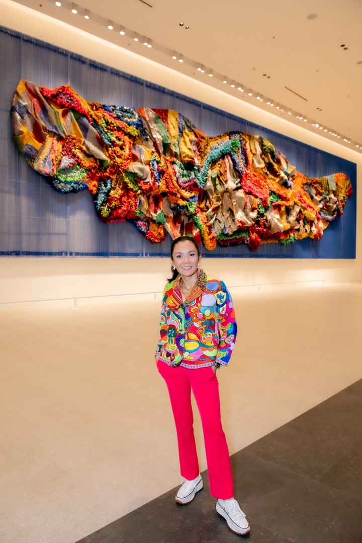 ชื่นชมผลงานศิลปะผืนใหญ่ใจกลางกรุง ที่ได้แรงบันดาลใจมาจากขยะ โดยฝืมือของ มุก – เพลินจันทร์ วิญญรัตน์