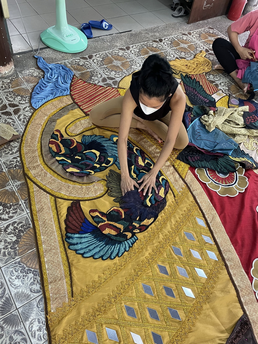 ชื่นชมผลงานศิลปะผืนใหญ่ใจกลางกรุง ที่ได้แรงบันดาลใจมาจากขยะ โดยฝืมือของ มุก – เพลินจันทร์ วิญญรัตน์