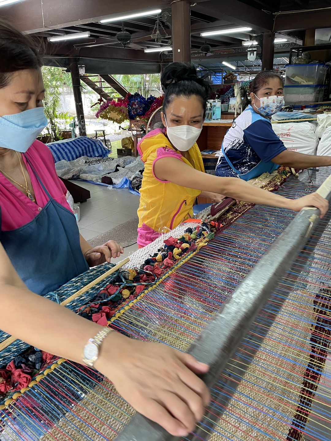 ชื่นชมผลงานศิลปะผืนใหญ่ใจกลางกรุง ที่ได้แรงบันดาลใจมาจากขยะ โดยฝืมือของ มุก – เพลินจันทร์ วิญญรัตน์