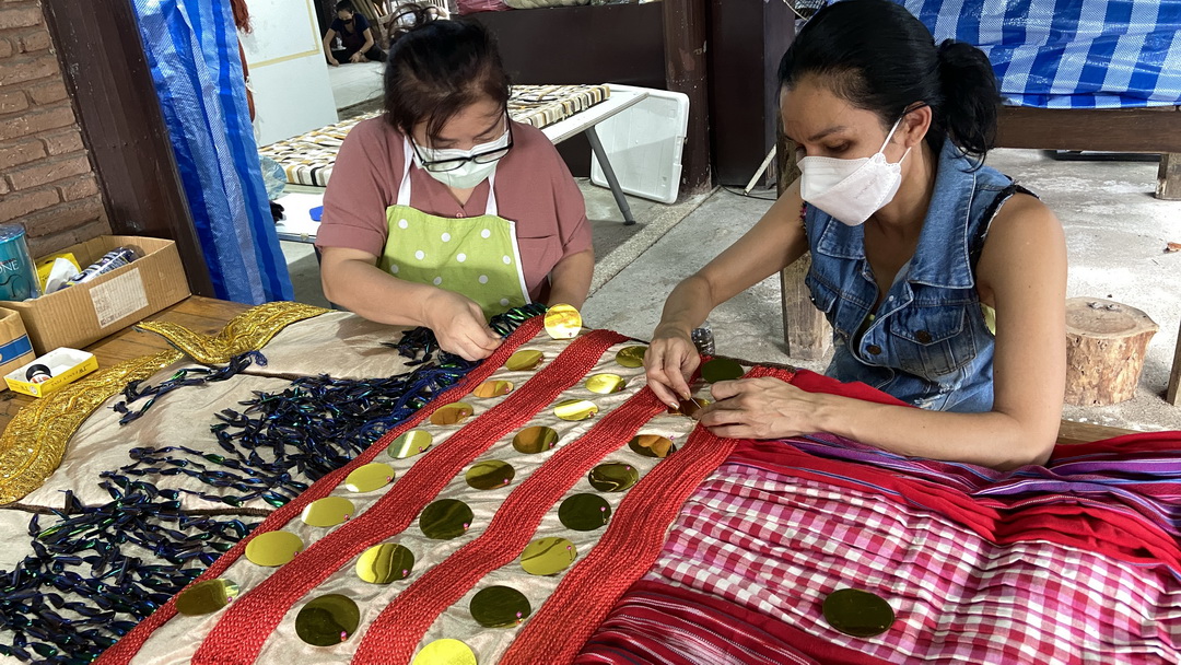 ชื่นชมผลงานศิลปะผืนใหญ่ใจกลางกรุง ที่ได้แรงบันดาลใจมาจากขยะ โดยฝืมือของ มุก – เพลินจันทร์ วิญญรัตน์