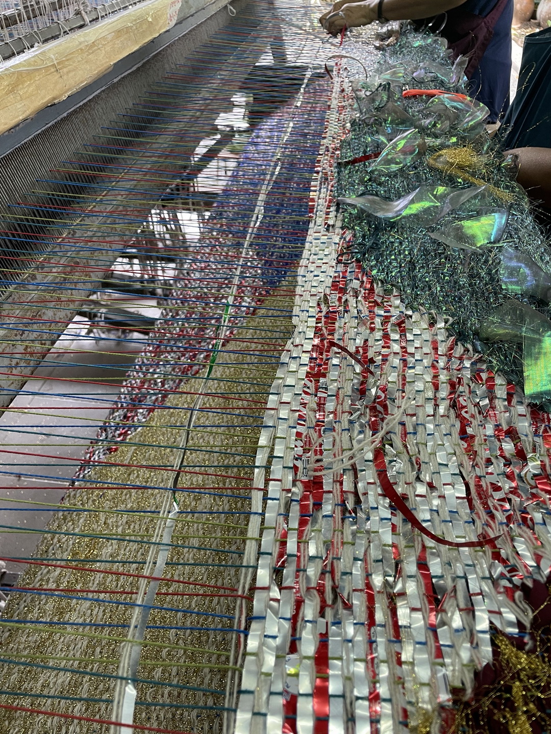 ชื่นชมผลงานศิลปะผืนใหญ่ใจกลางกรุง ที่ได้แรงบันดาลใจมาจากขยะ โดยฝืมือของ มุก – เพลินจันทร์ วิญญรัตน์