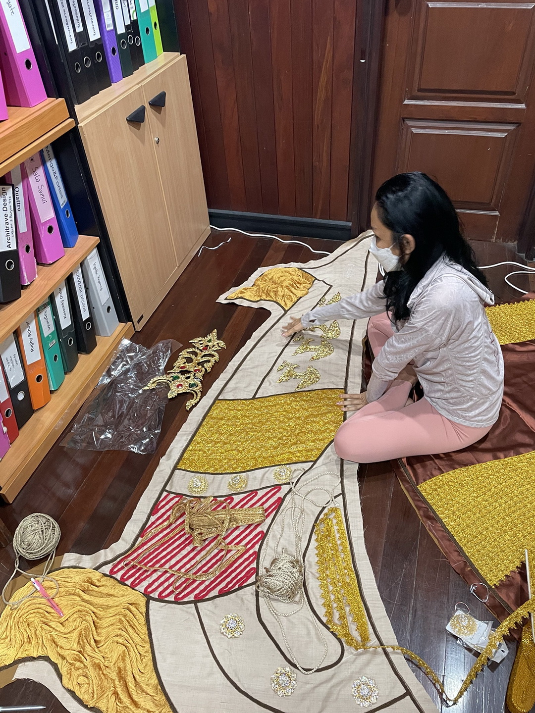 ชื่นชมผลงานศิลปะผืนใหญ่ใจกลางกรุง ที่ได้แรงบันดาลใจมาจากขยะ โดยฝืมือของ มุก – เพลินจันทร์ วิญญรัตน์