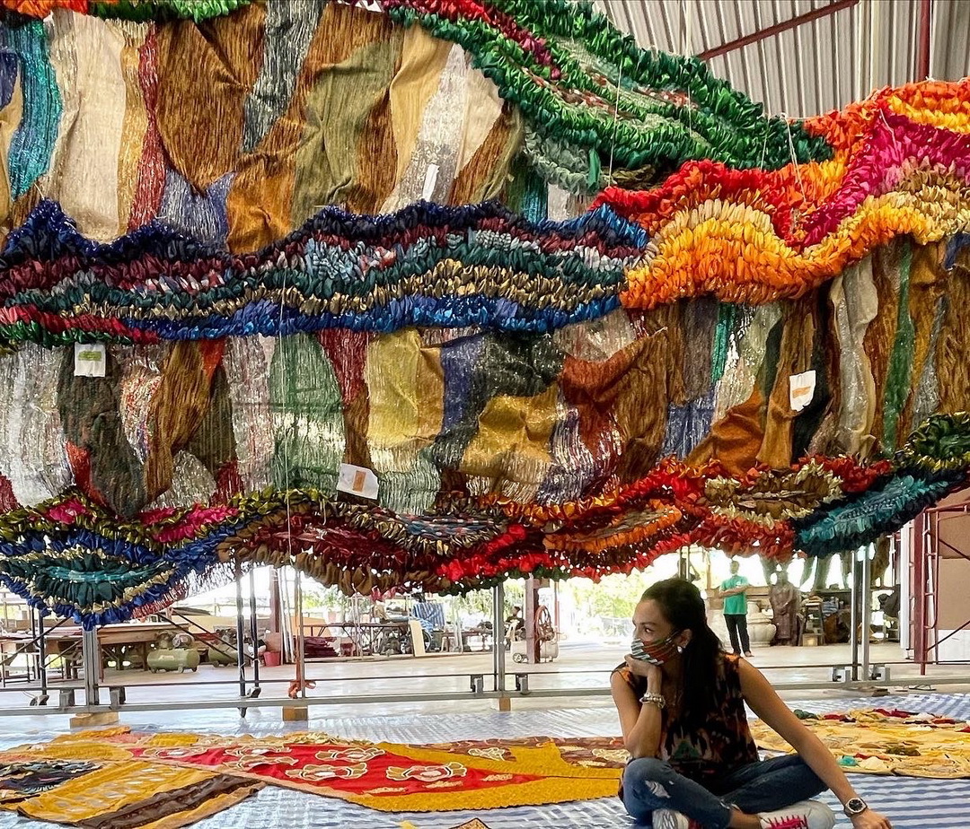 ชื่นชมผลงานศิลปะผืนใหญ่ใจกลางกรุง ที่ได้แรงบันดาลใจมาจากขยะ โดยฝืมือของ มุก – เพลินจันทร์ วิญญรัตน์