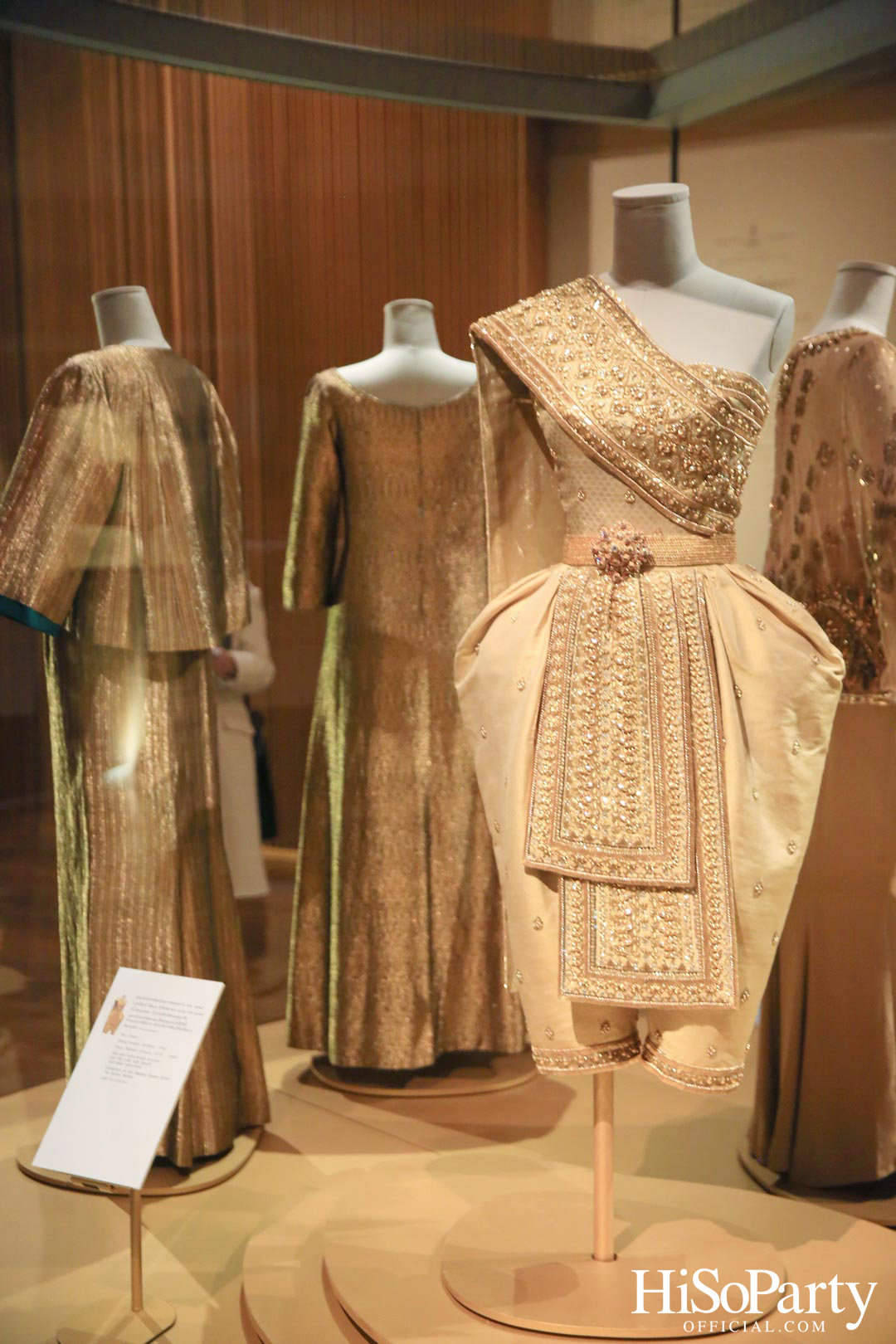 พิพิธภัณฑ์ผ้าฯ จัดนิทรรศการ ‘สิริราชพัสตราบรมราชินีนาถ’ เฉลิมพระเกียรติ ๙๐ พรรษา สมเด็จพระบรมราชชนนีพันปีหลวง เปิดให้เข้าชม ๒๓ พ.ย.เป็นต้นไป