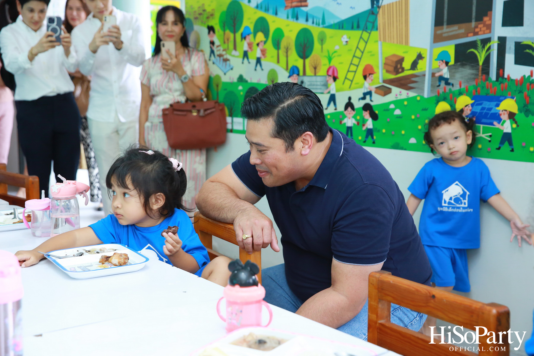 ท่านอ้น วัชเรศร วิวัชรวงศ์ เยี่ยมเด็กๆ มูลนิธิเด็กอ่อนในสลัมฯ