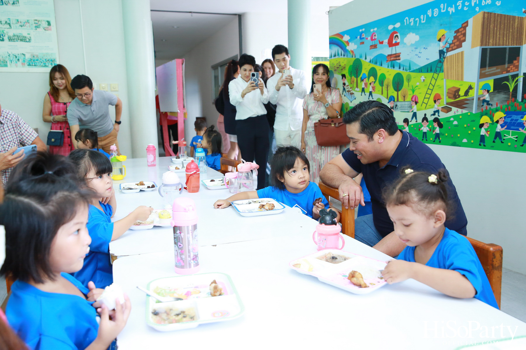 ท่านอ้น วัชเรศร วิวัชรวงศ์ เยี่ยมเด็กๆ มูลนิธิเด็กอ่อนในสลัมฯ