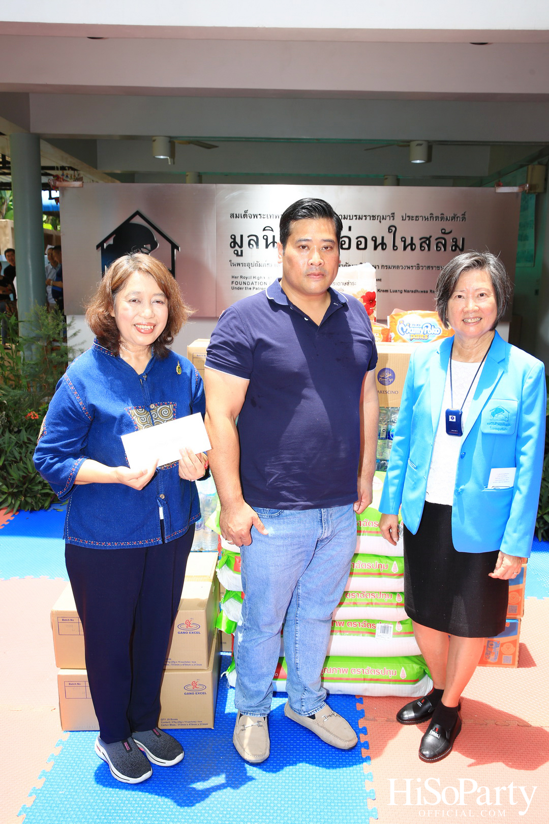 ท่านอ้น วัชเรศร วิวัชรวงศ์ เยี่ยมเด็กๆ มูลนิธิเด็กอ่อนในสลัมฯ