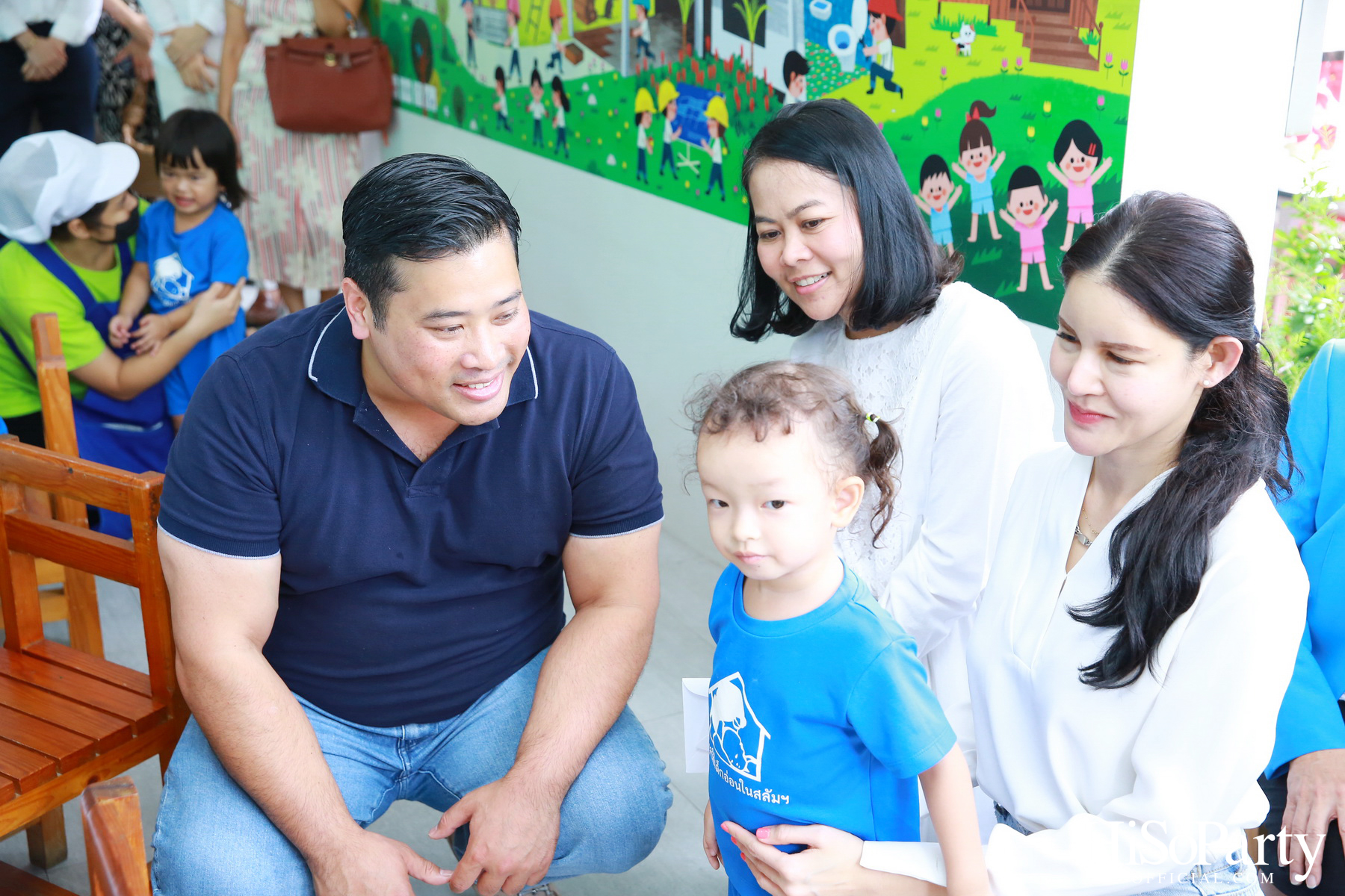 ท่านอ้น วัชเรศร วิวัชรวงศ์ เยี่ยมเด็กๆ มูลนิธิเด็กอ่อนในสลัมฯ