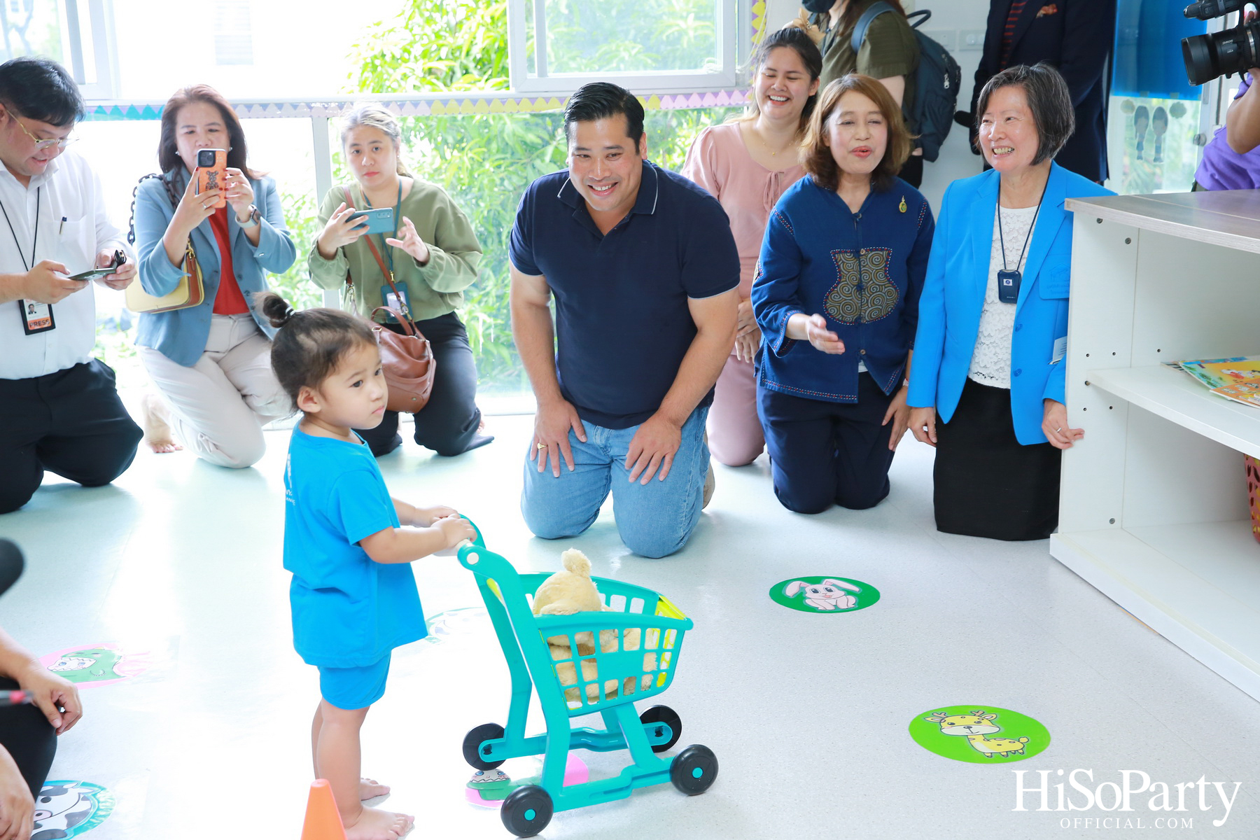 ท่านอ้น วัชเรศร วิวัชรวงศ์ เยี่ยมเด็กๆ มูลนิธิเด็กอ่อนในสลัมฯ