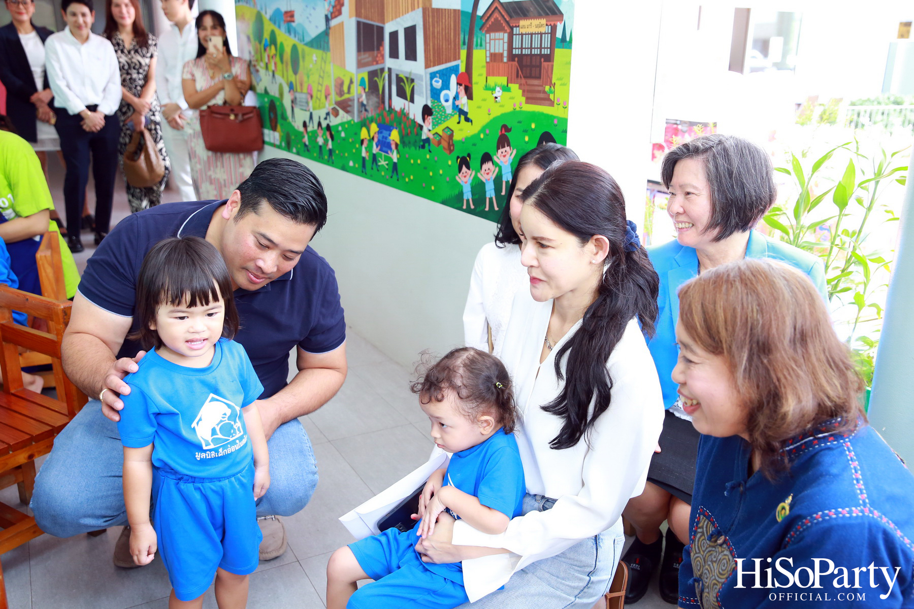 ท่านอ้น วัชเรศร วิวัชรวงศ์ เยี่ยมเด็กๆ มูลนิธิเด็กอ่อนในสลัมฯ