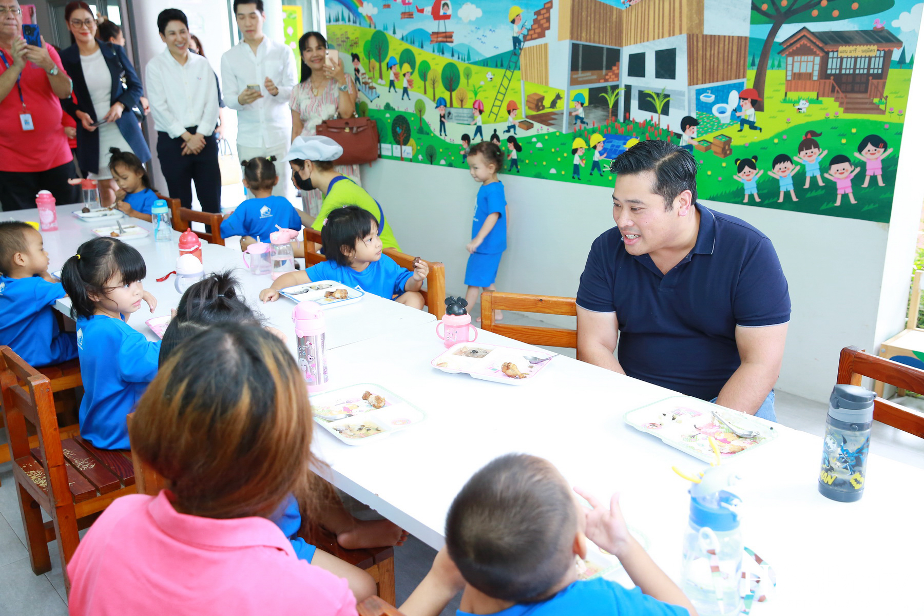 ท่านอ้น วัชเรศร วิวัชรวงศ์ เยี่ยมเด็กๆ มูลนิธิเด็กอ่อนในสลัมฯ