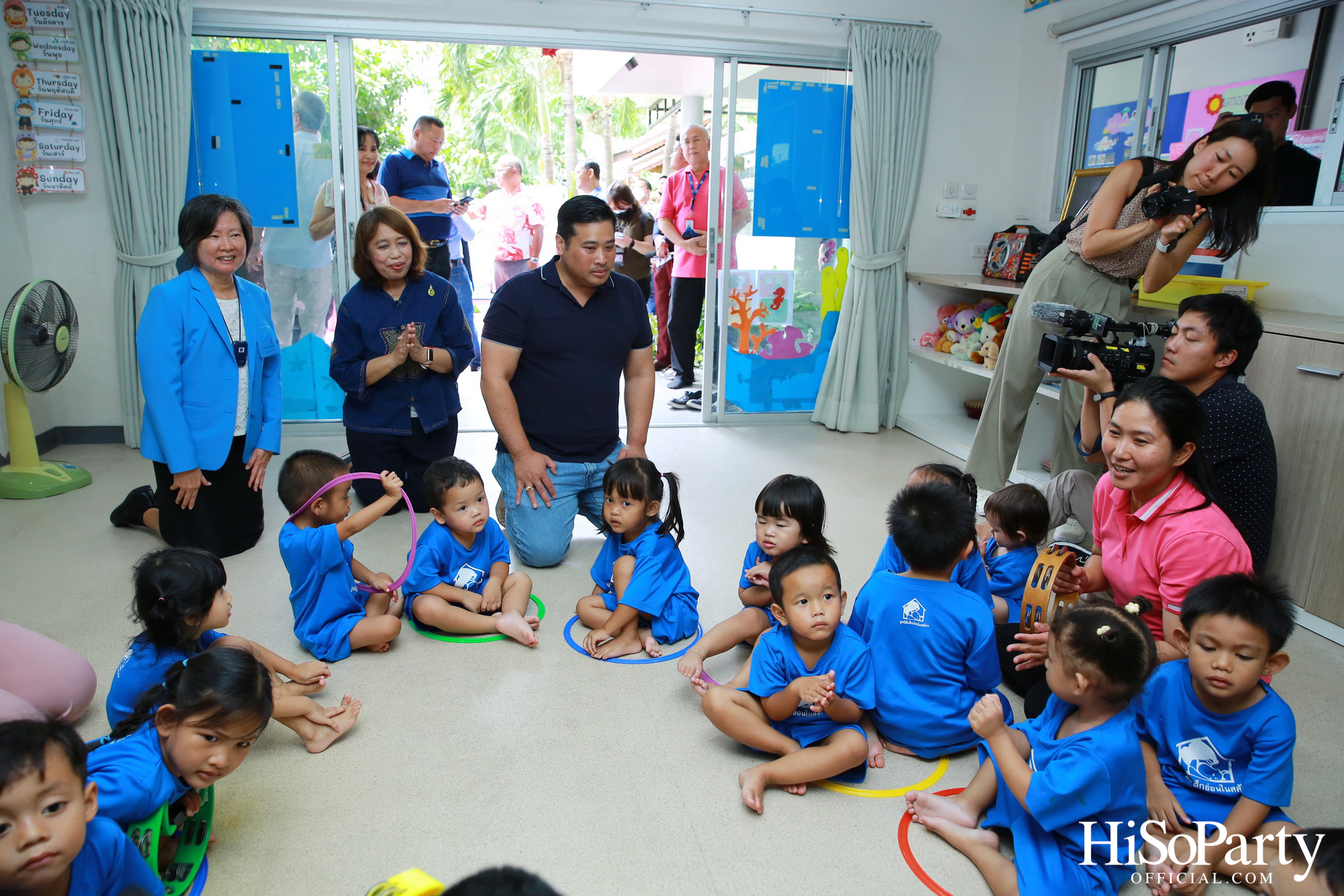 ท่านอ้น วัชเรศร วิวัชรวงศ์ เยี่ยมเด็กๆ มูลนิธิเด็กอ่อนในสลัมฯ