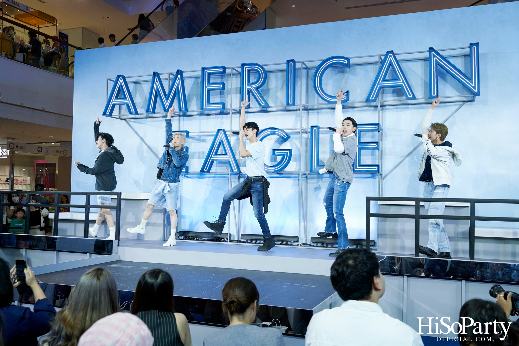 AMERICAN EAGLE FIT IN STAND OUT