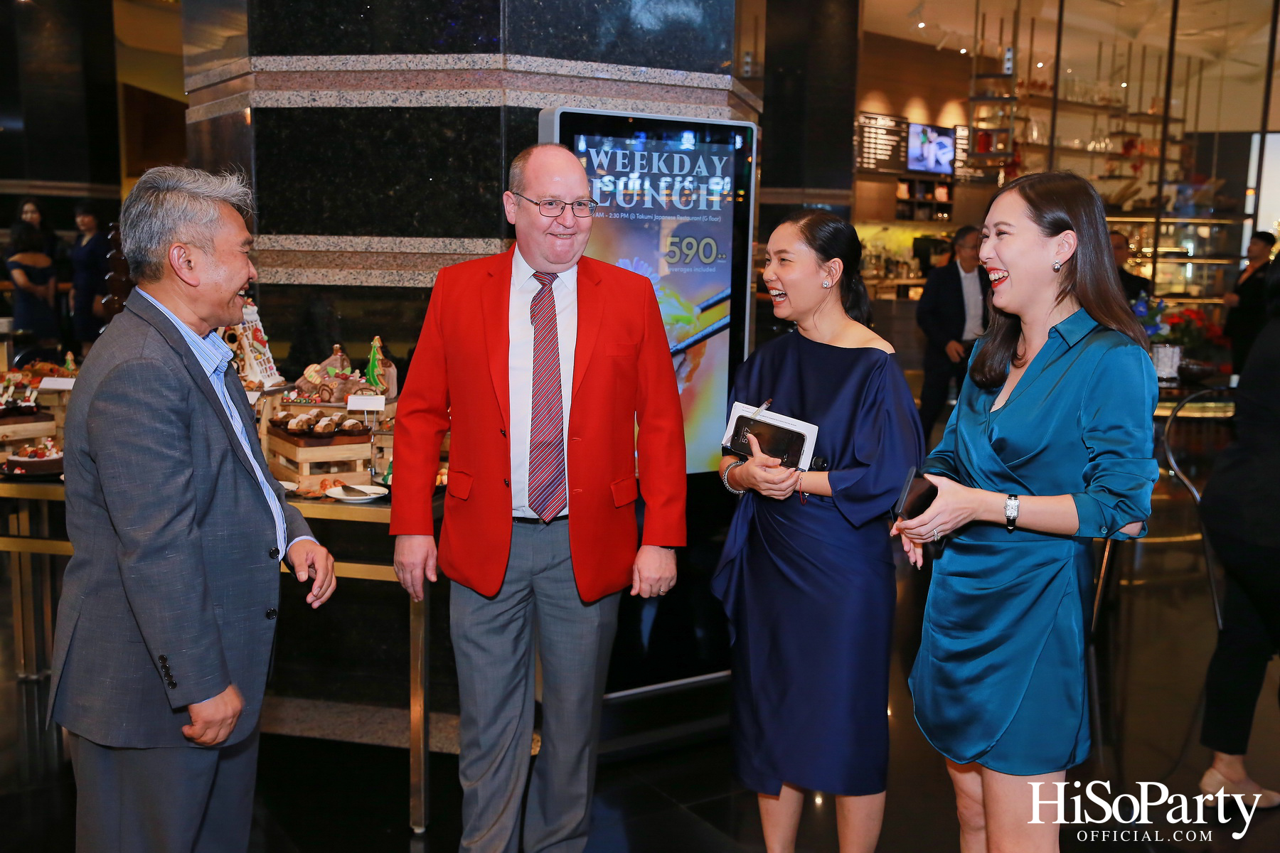 โรงแรมสวิสโซเทล กรุงเทพ รัชดา จัดงานเปิดไฟประดับต้นคริสต์มาสประจำปี เพื่อต้อนรับเทศกาลแห่งความสุข