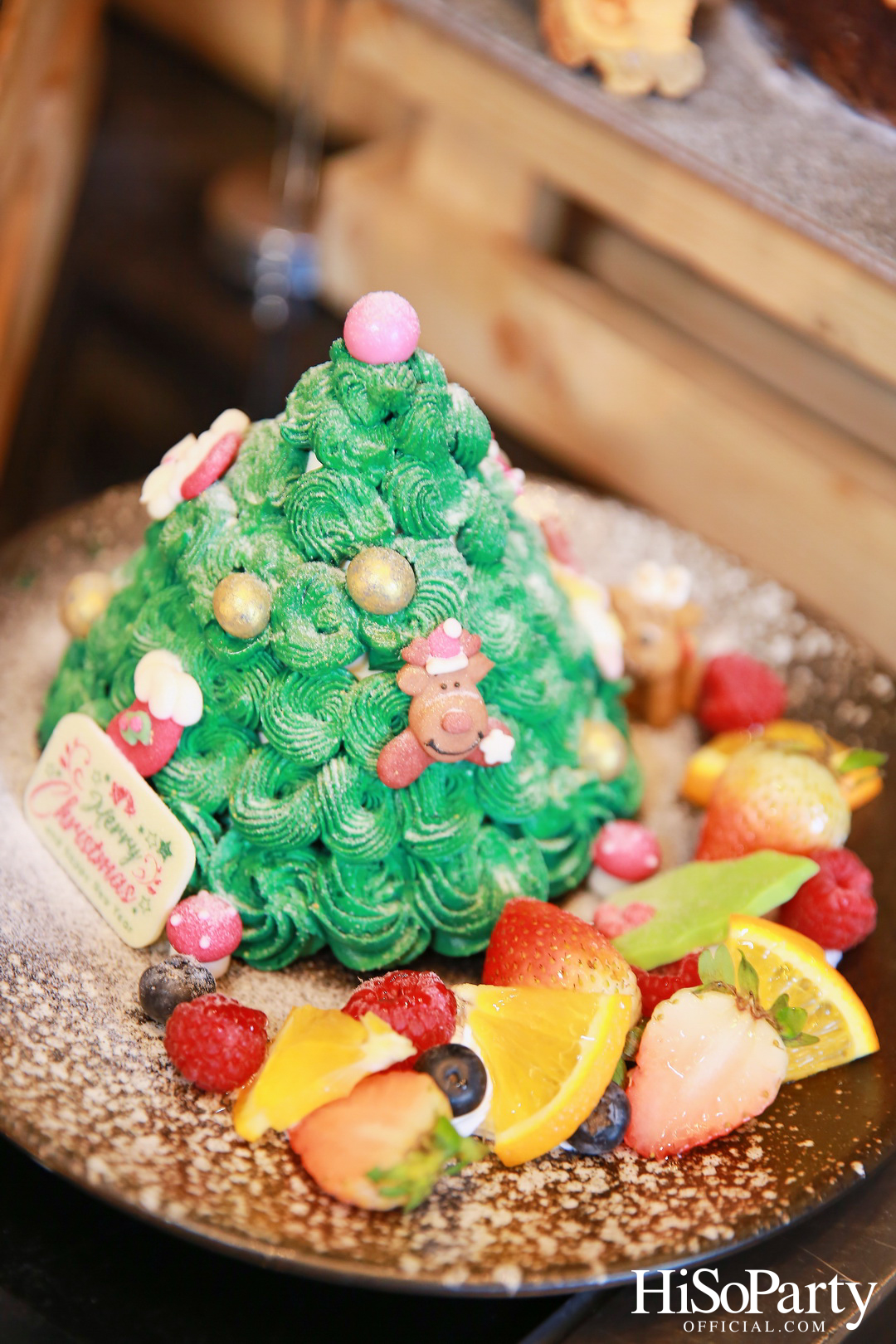 โรงแรมสวิสโซเทล กรุงเทพ รัชดา จัดงานเปิดไฟประดับต้นคริสต์มาสประจำปี เพื่อต้อนรับเทศกาลแห่งความสุข