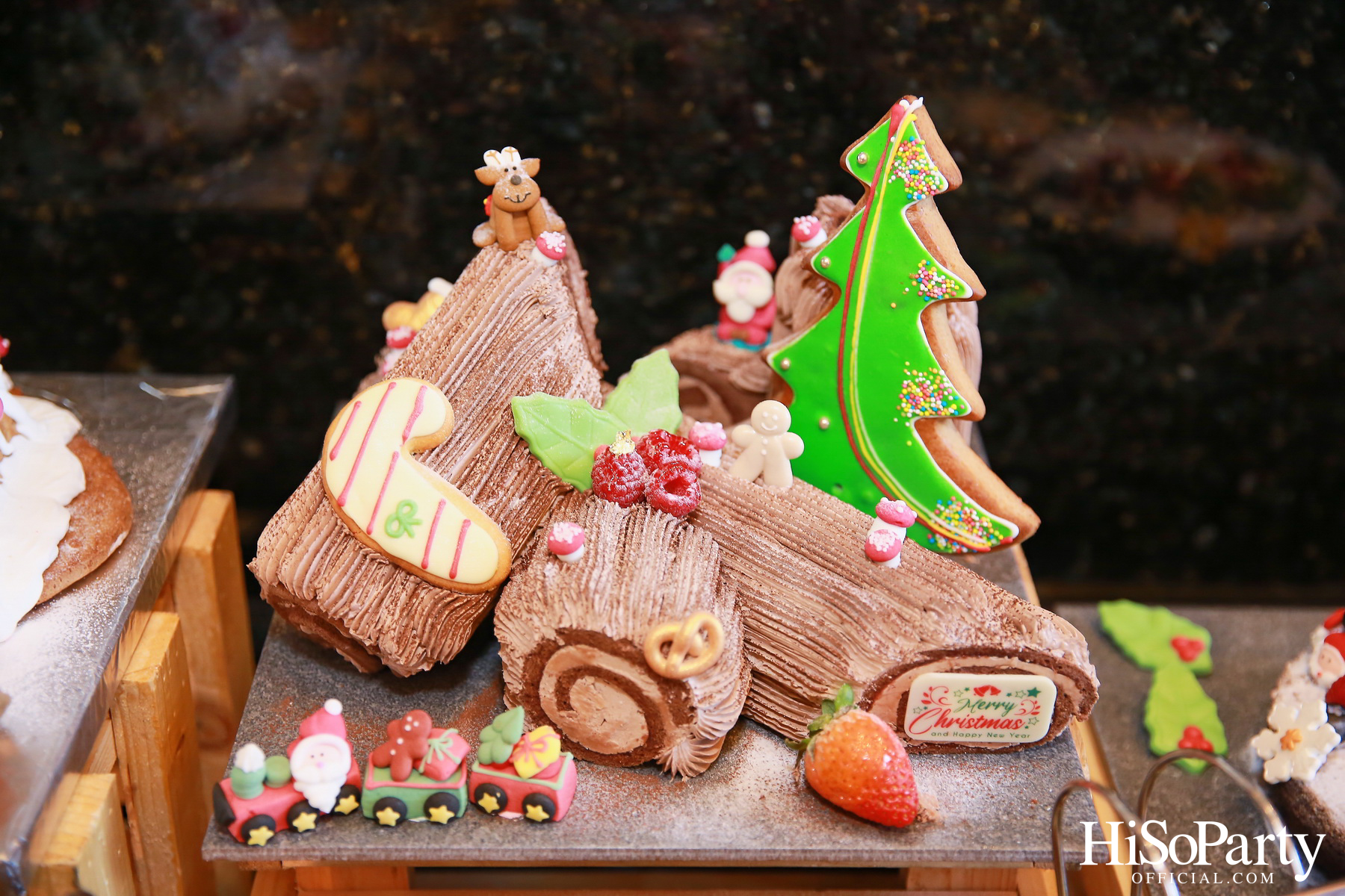 โรงแรมสวิสโซเทล กรุงเทพ รัชดา จัดงานเปิดไฟประดับต้นคริสต์มาสประจำปี เพื่อต้อนรับเทศกาลแห่งความสุข